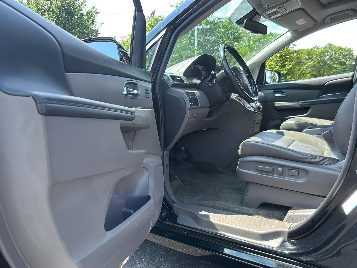 Used 2016 Crystal Black Pearl Honda Touring image 2