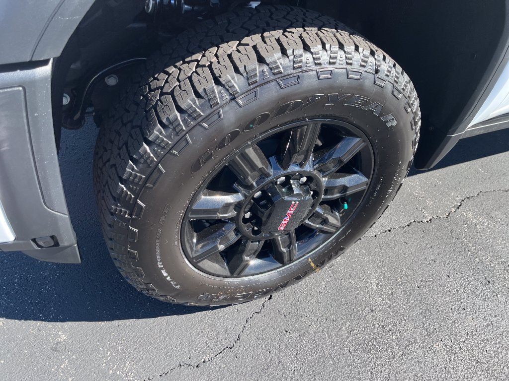 New 2026 Summit White GMC AT4 image 9
