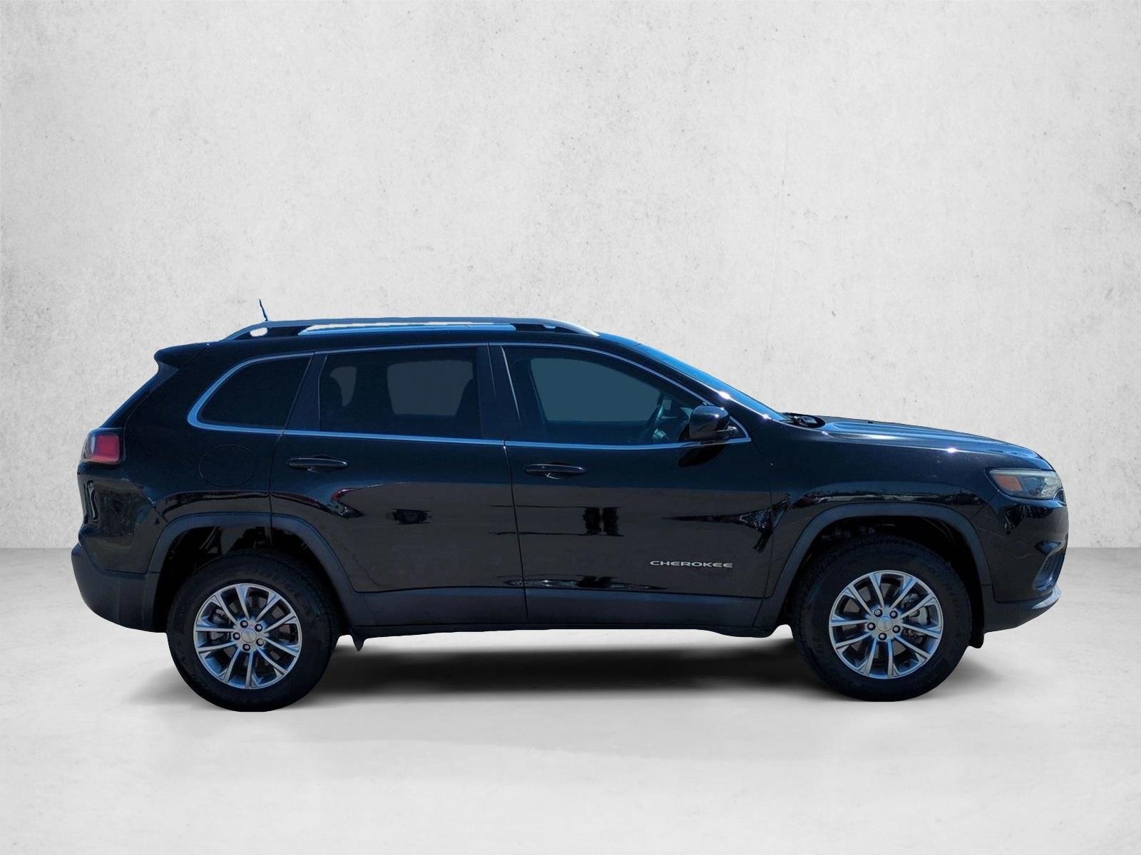 Used 2019 Diamond Black Crystal Pearlcoat Jeep Latitude Plus image 4