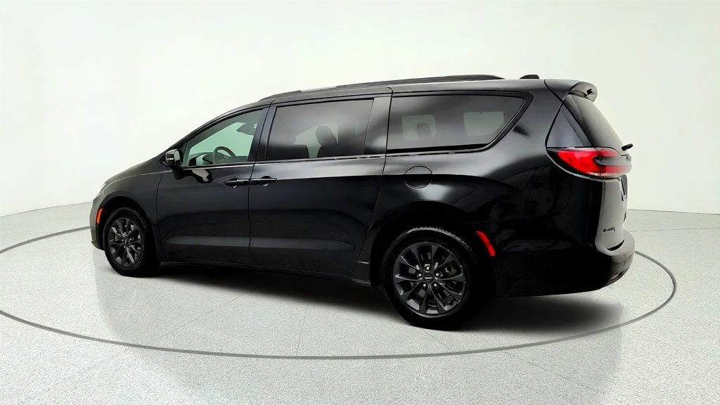 Used 2021 Brilliant Black Crystal Pearlcoat Chrysler Touring L AWD w/ Premium & Safety Sphere Group image 7