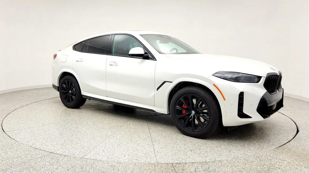 Used 2025 Mineral White Metallic BMW xDrive40i SAC w/ Climate Comfort, Premium & M Sport Pro. Pkgs image 3