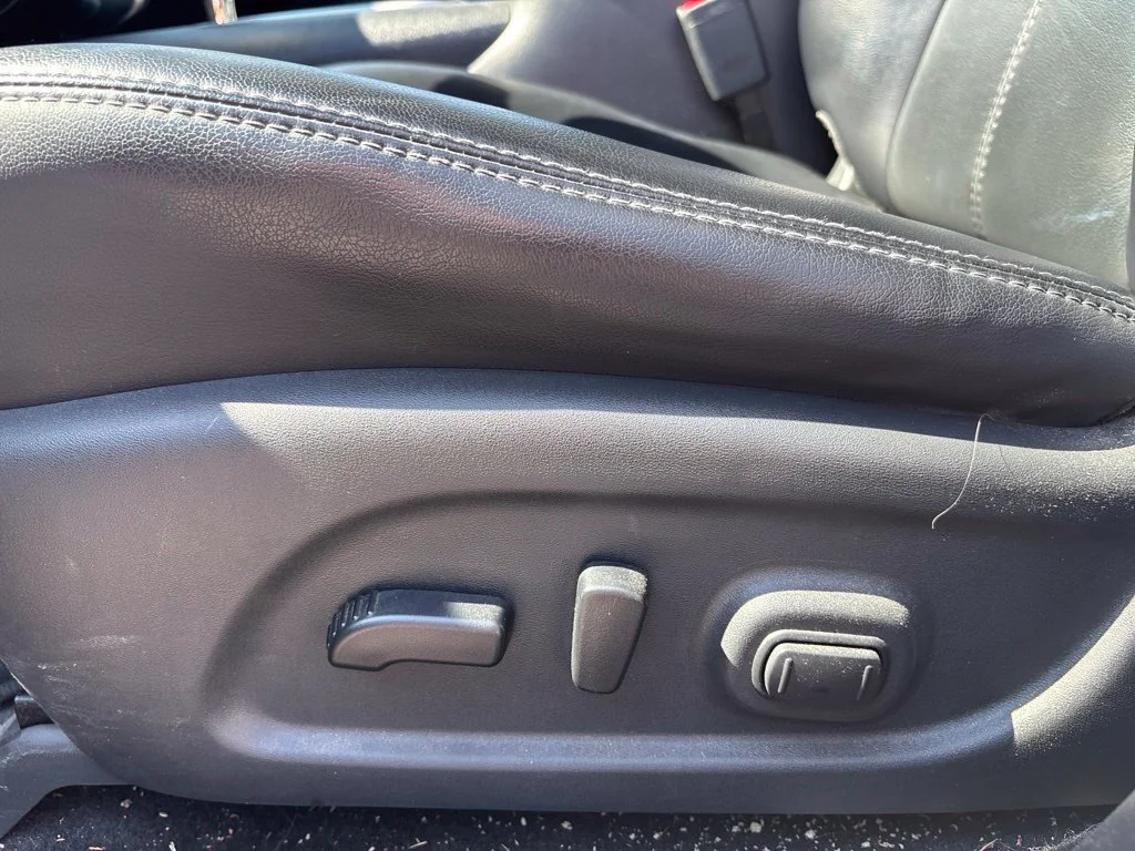 Used 2018 White Nissan SL image 18