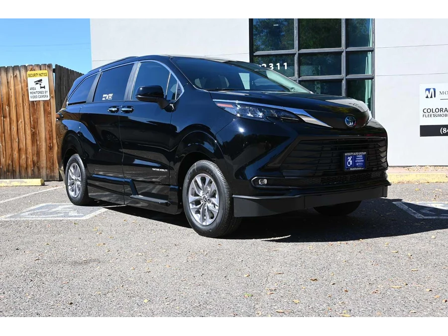 2025 Toyota Sienna XLE - Photo 3