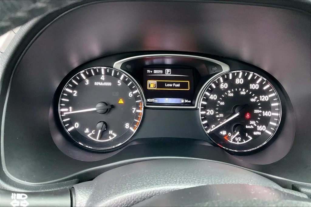 Used 2018 White Nissan SV image 23