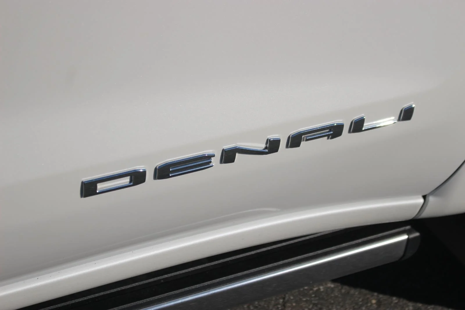 Used 2025 White Frost Tricoat GMC Denali image 11