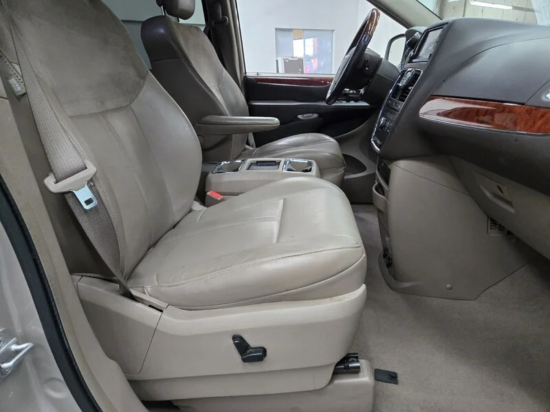 Used 2013 Cashmere Pearl Chrysler Limited image 12