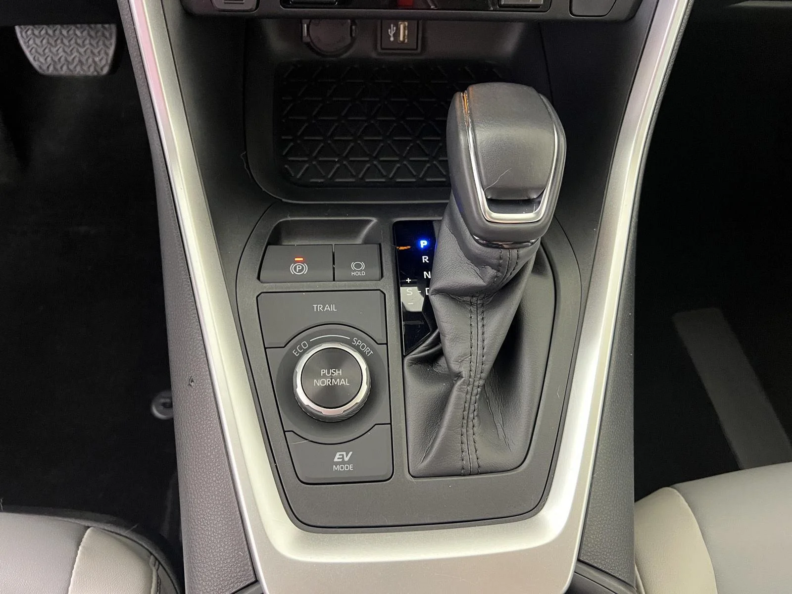 Used 2024 Silver Sky Metallic Toyota XLE Premium image 25