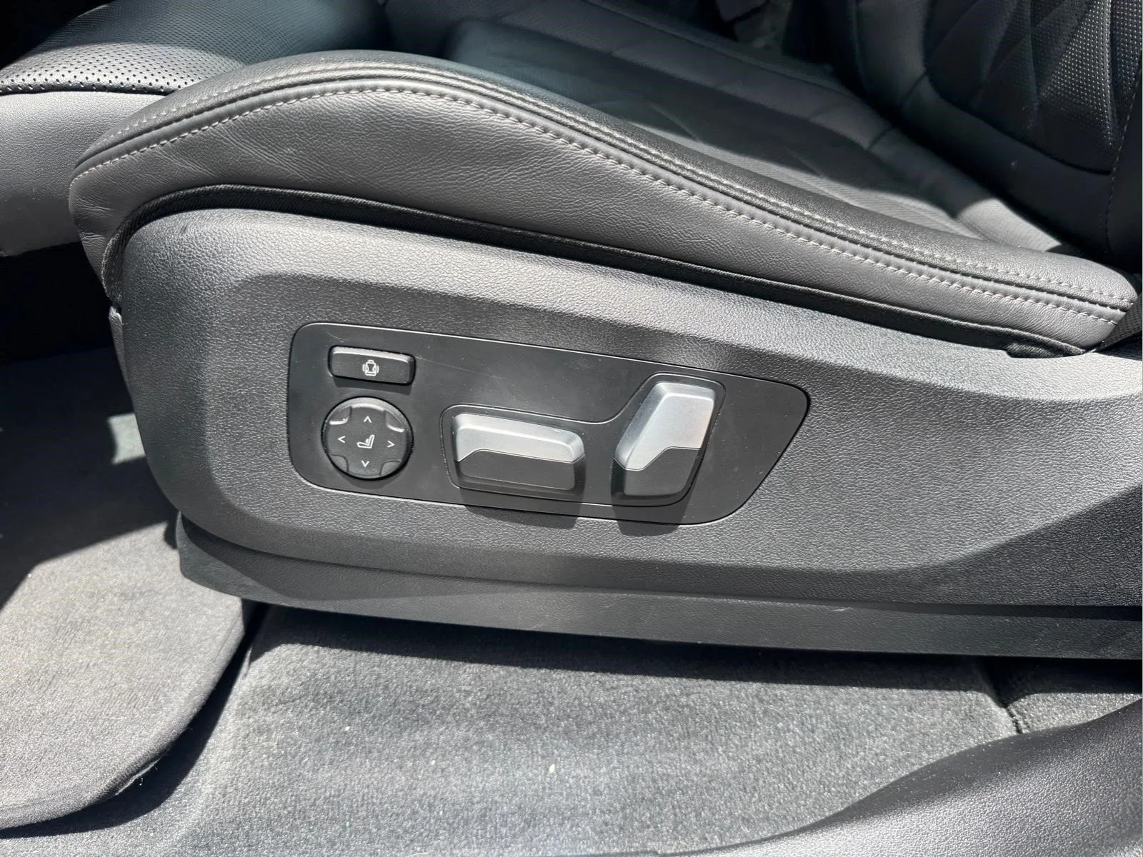 Used 2024 Black Sapphire Metallic BMW sDrive40i image 18