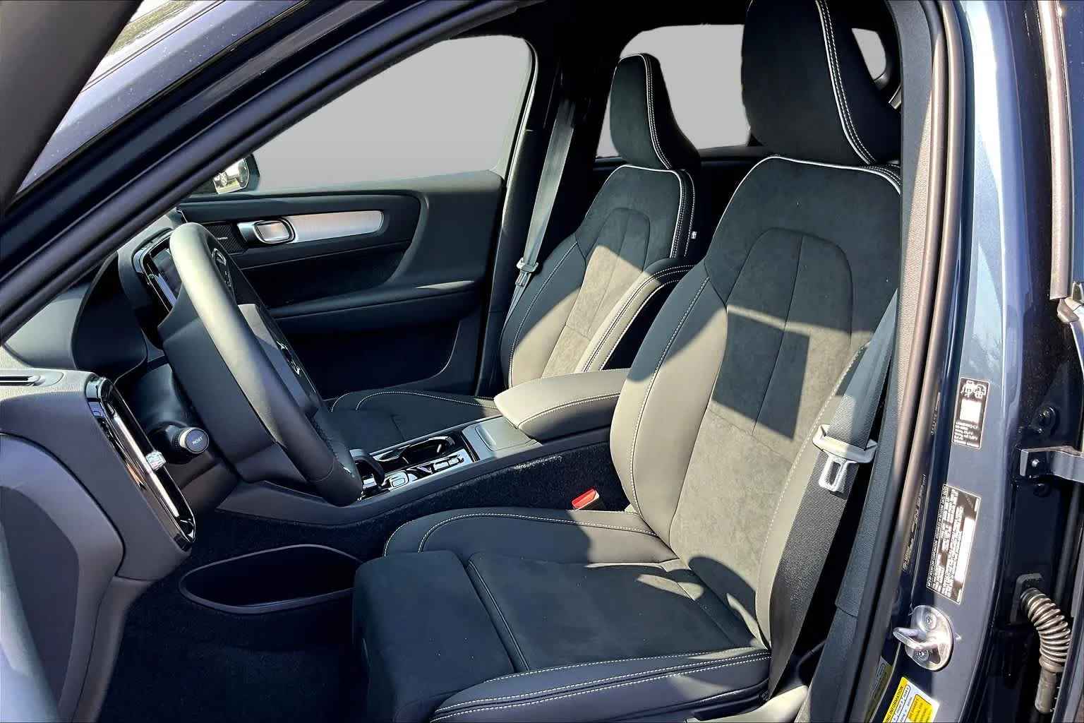 2026 Volvo XC40 Ultra Black Edition - Photo 13