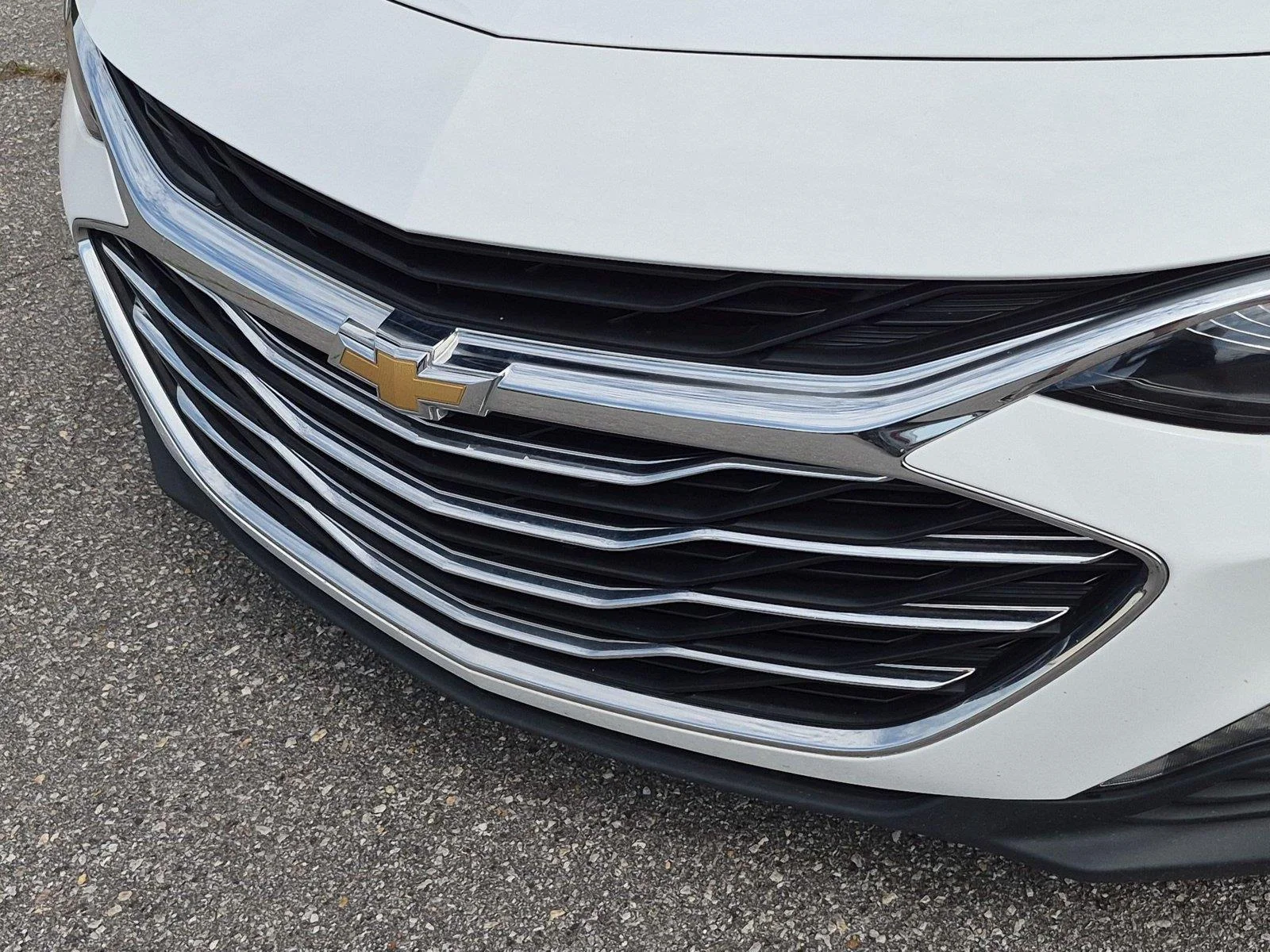 Used 2024 Summit White Chevrolet LT image 14