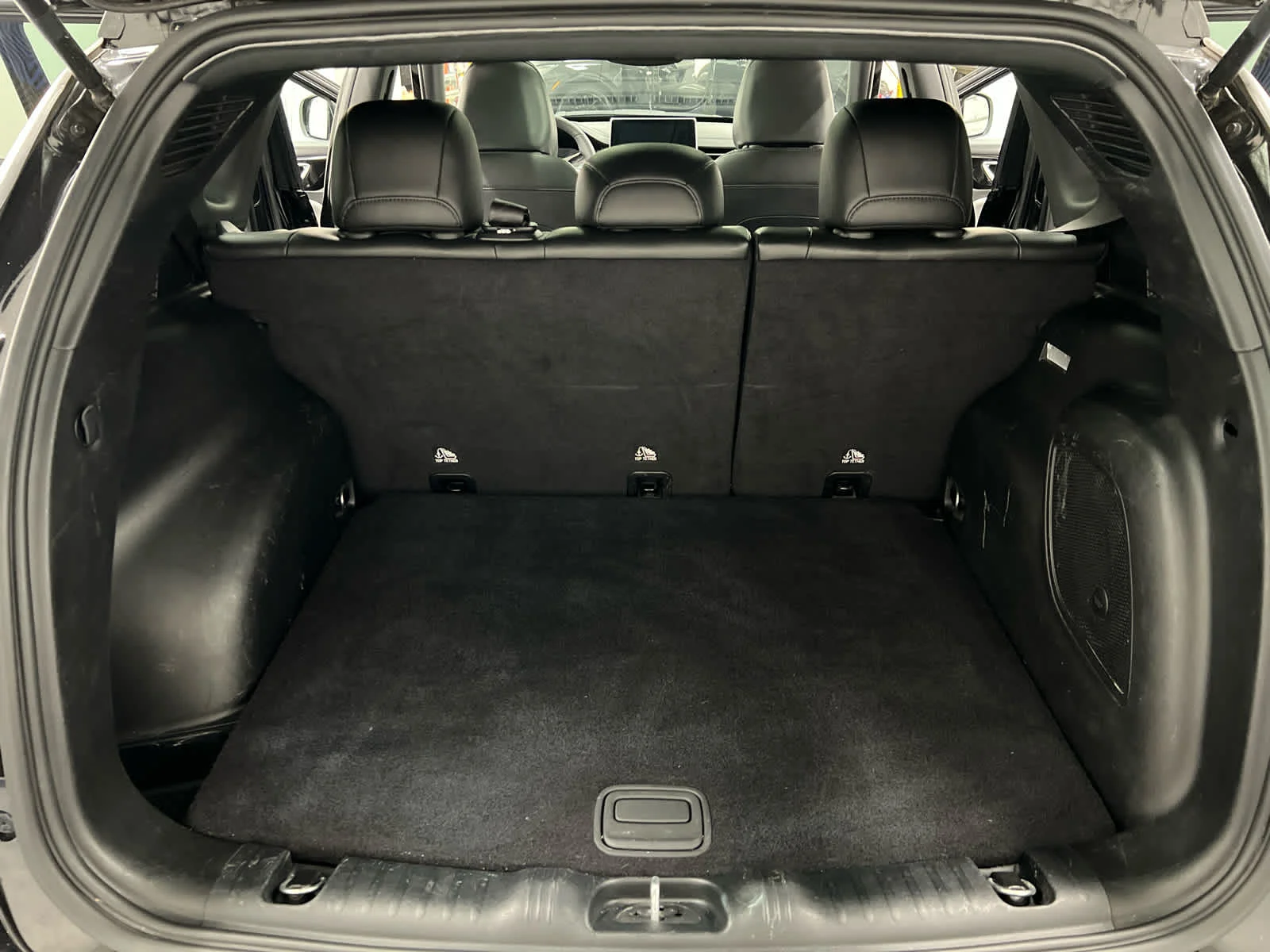 Used 2023 Diamond Black Crystal Pearlcoat Jeep Limited image 29