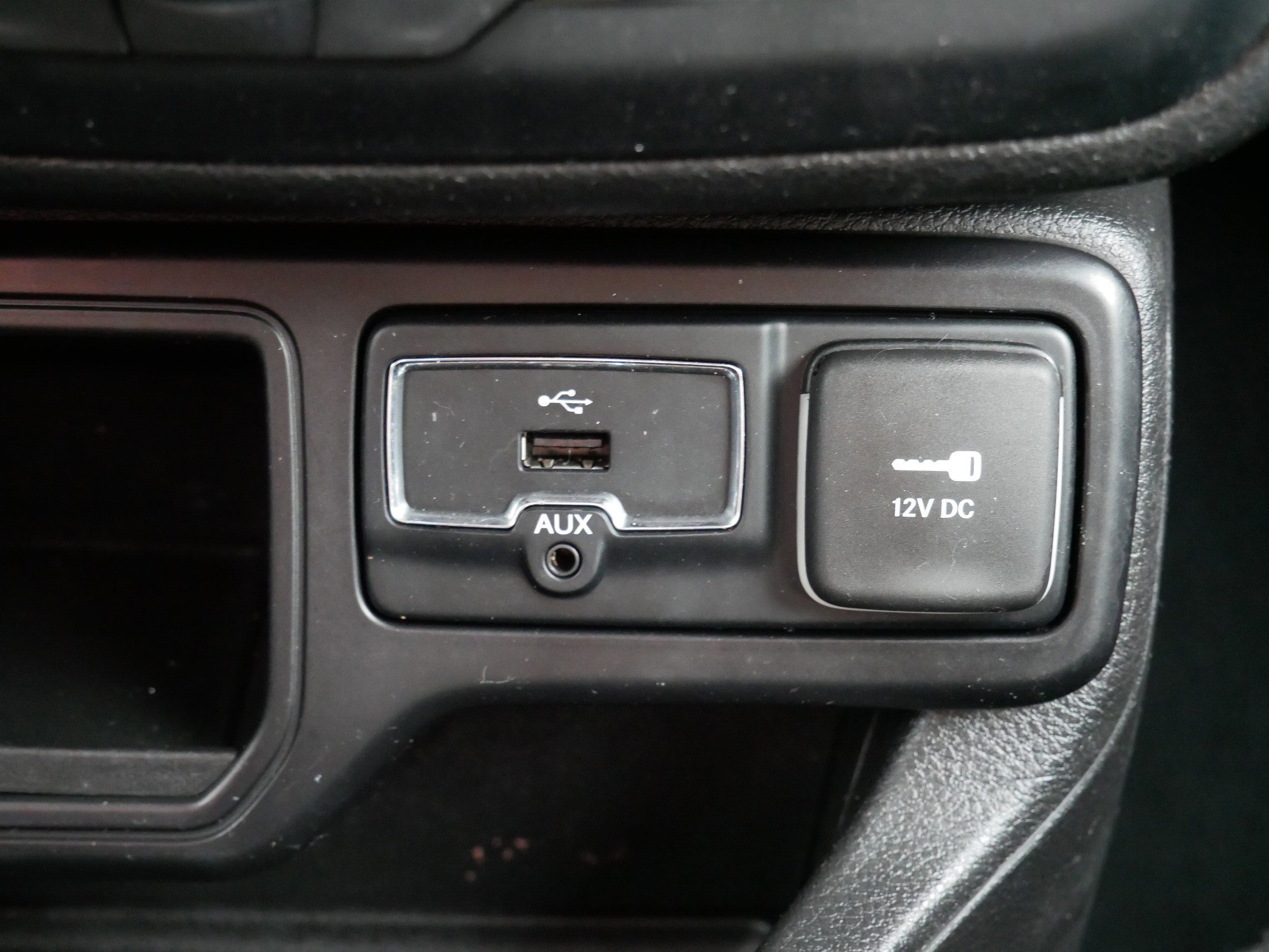Used 2018 Granite Crystal Metallic Clearcoat Jeep Altitude image 34