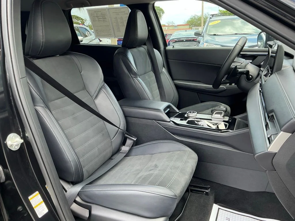 Used 2025  Mitsubishi SE image 16