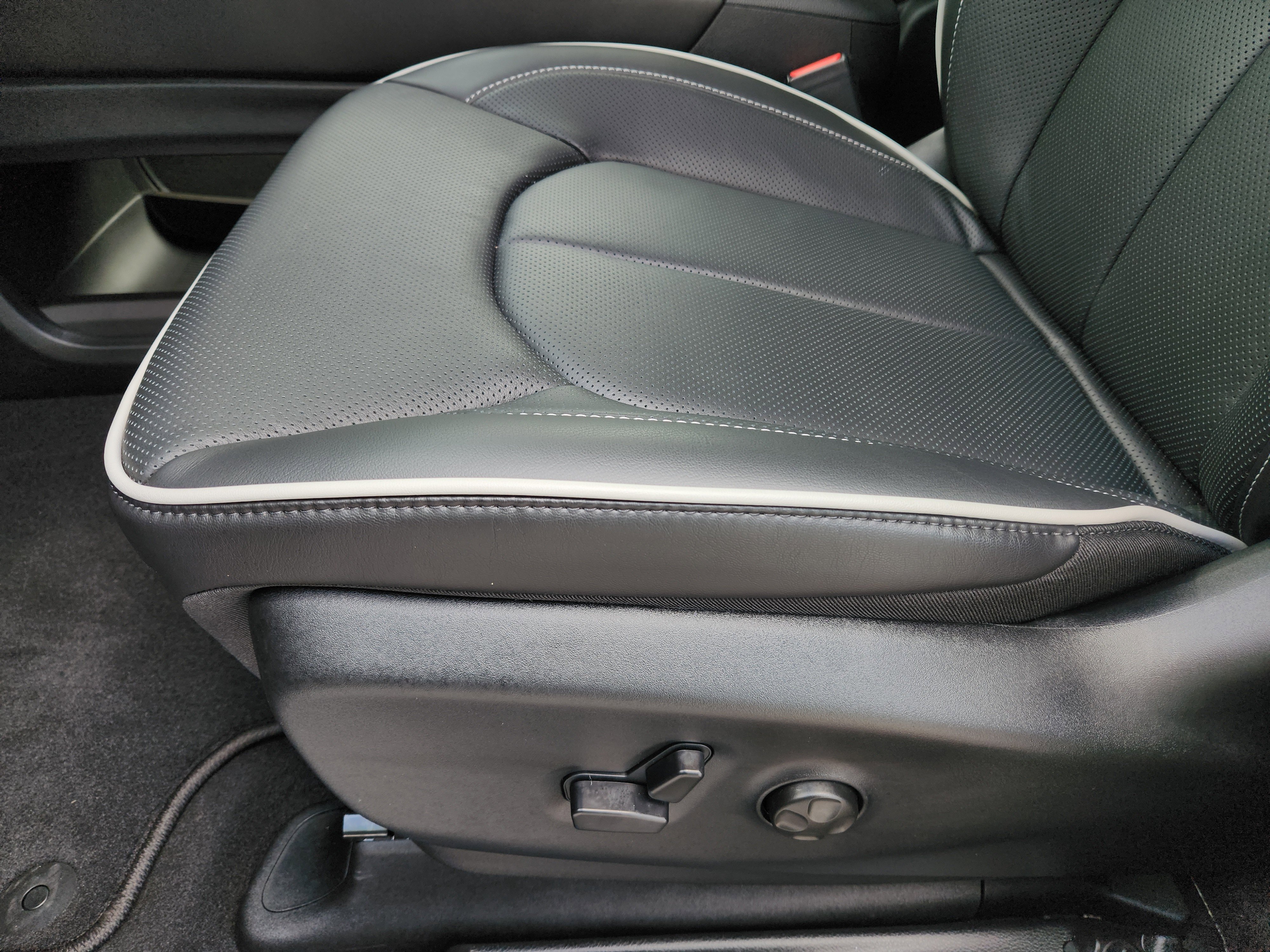 New 2027 Diamond Black Crystal Pearl-Coat Exterior Paint Chrysler Limited image 18