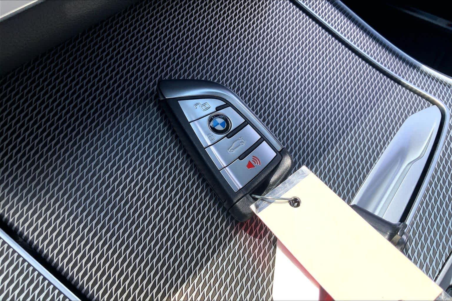 Used 2021 Black Sapphire Metallic BMW xDrive40i image 15