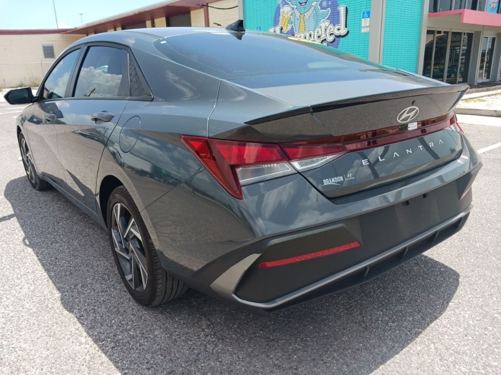 Used 2025 Gray Hyundai SEL Sport image 5