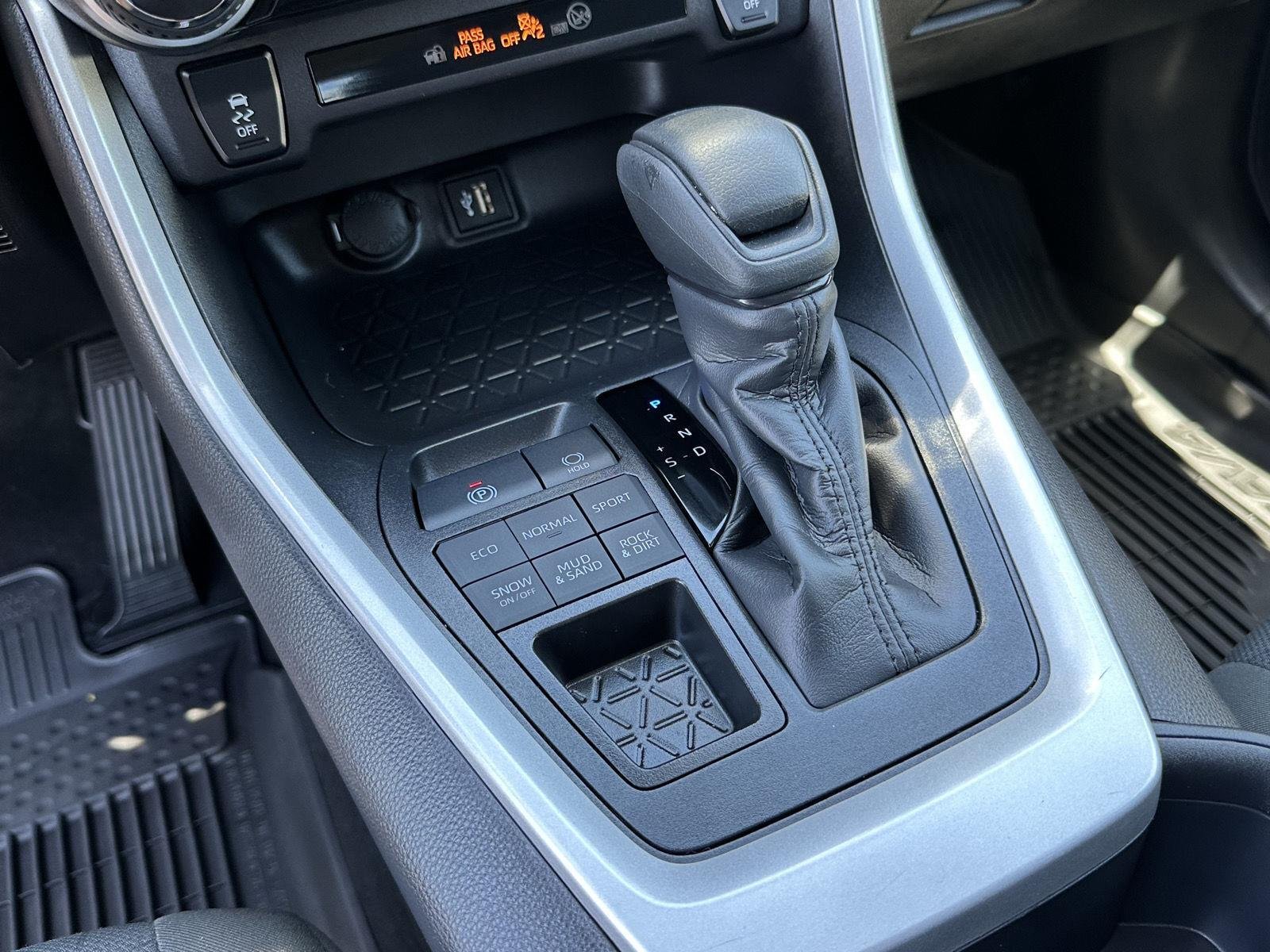 2025 Toyota RAV4 XLE - Photo 32