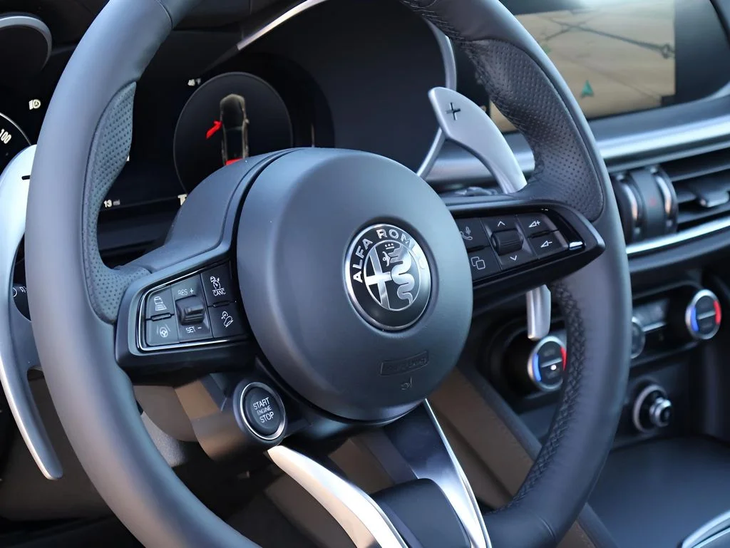 New 2025 Vulcano Black Metallic Alfa Romeo Base image 20