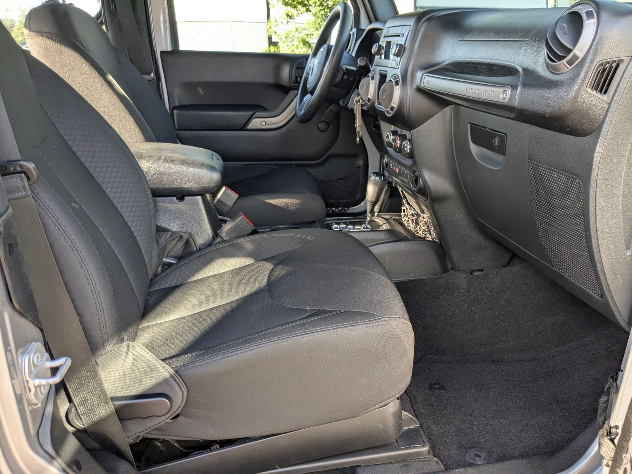 Used 2015 Billet Silver Metallic Clearcoat Jeep Sport image 21