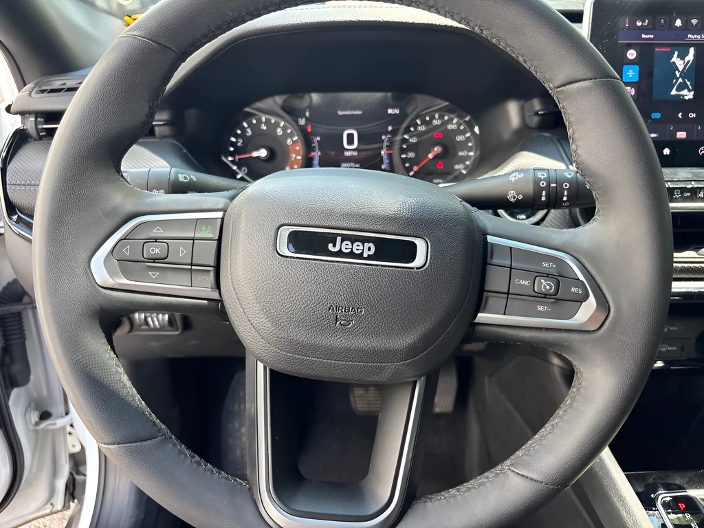 Used 2025 Bright White Clearcoat Jeep Latitude image 13