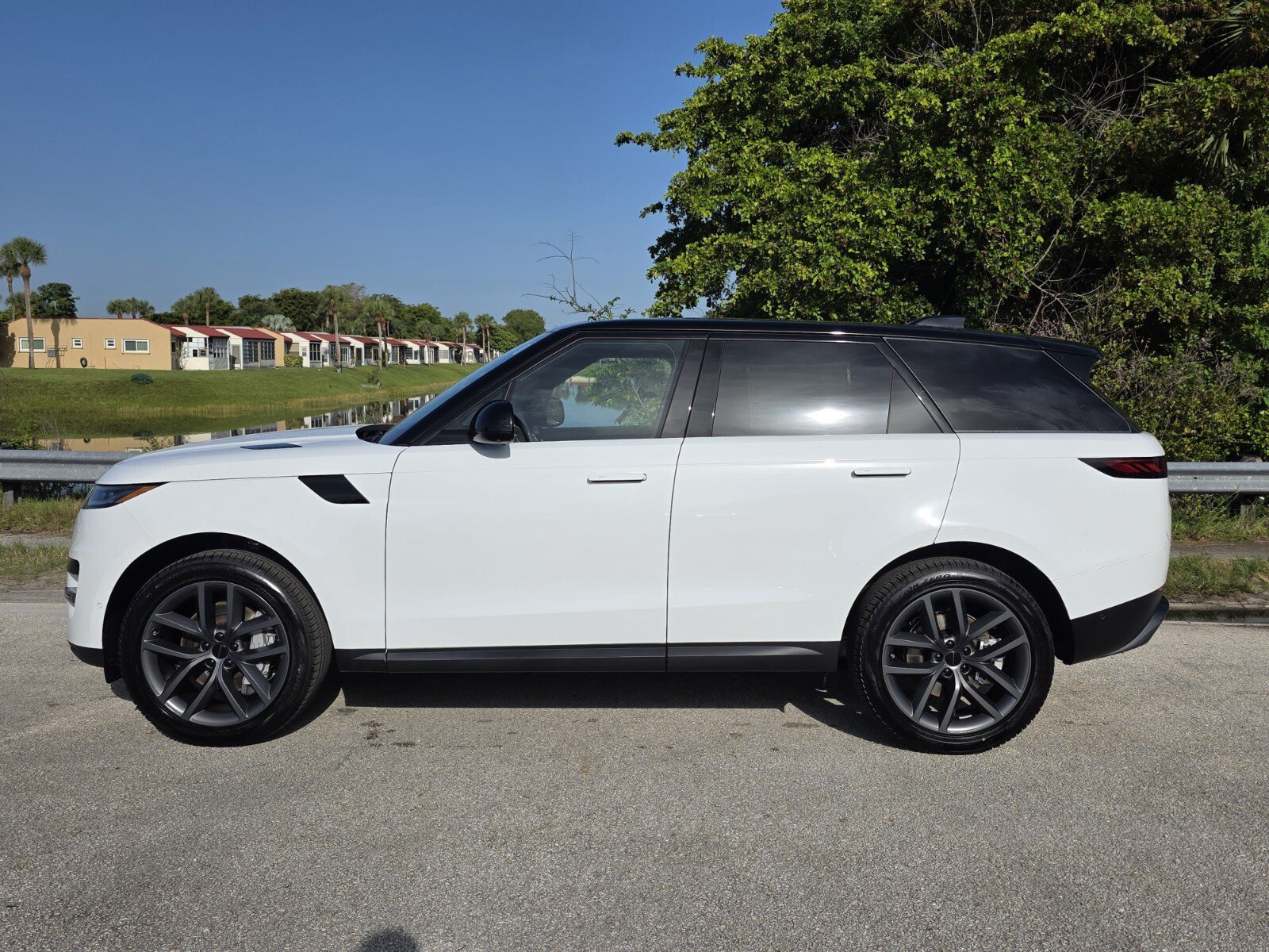 New 2026 Fuji White Land Rover SE image 7