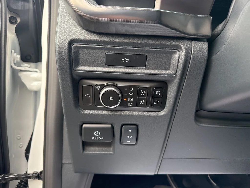 New 2026 Star White Metallic Tri-Coat Ford Platinum® image 37