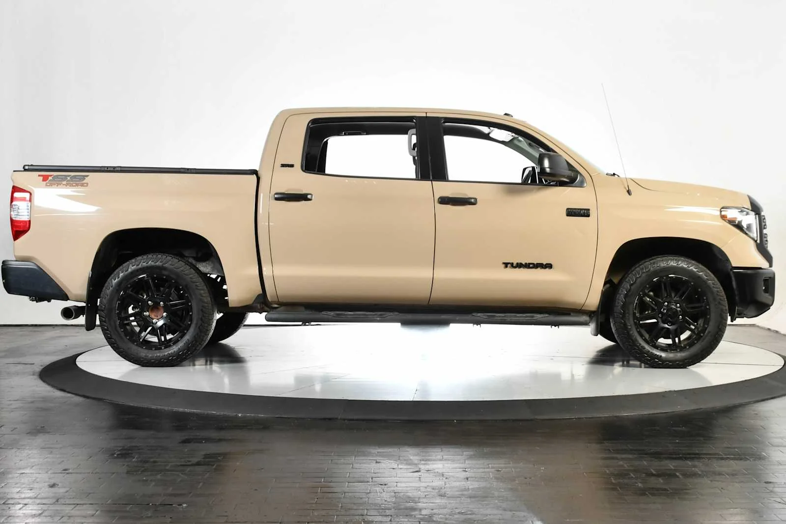 Used 2018 Quicksand Toyota SR5 image 7