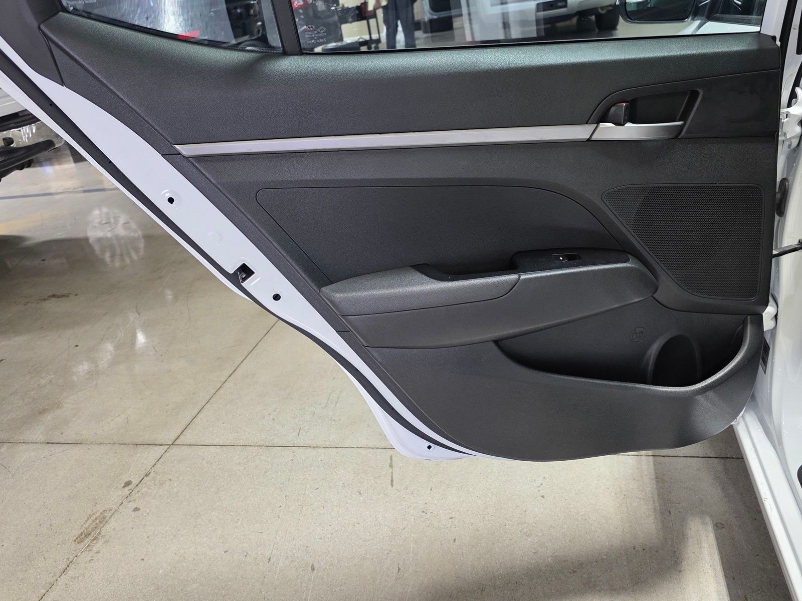 Used 2018 Quartz White Pearl Hyundai SE image 13