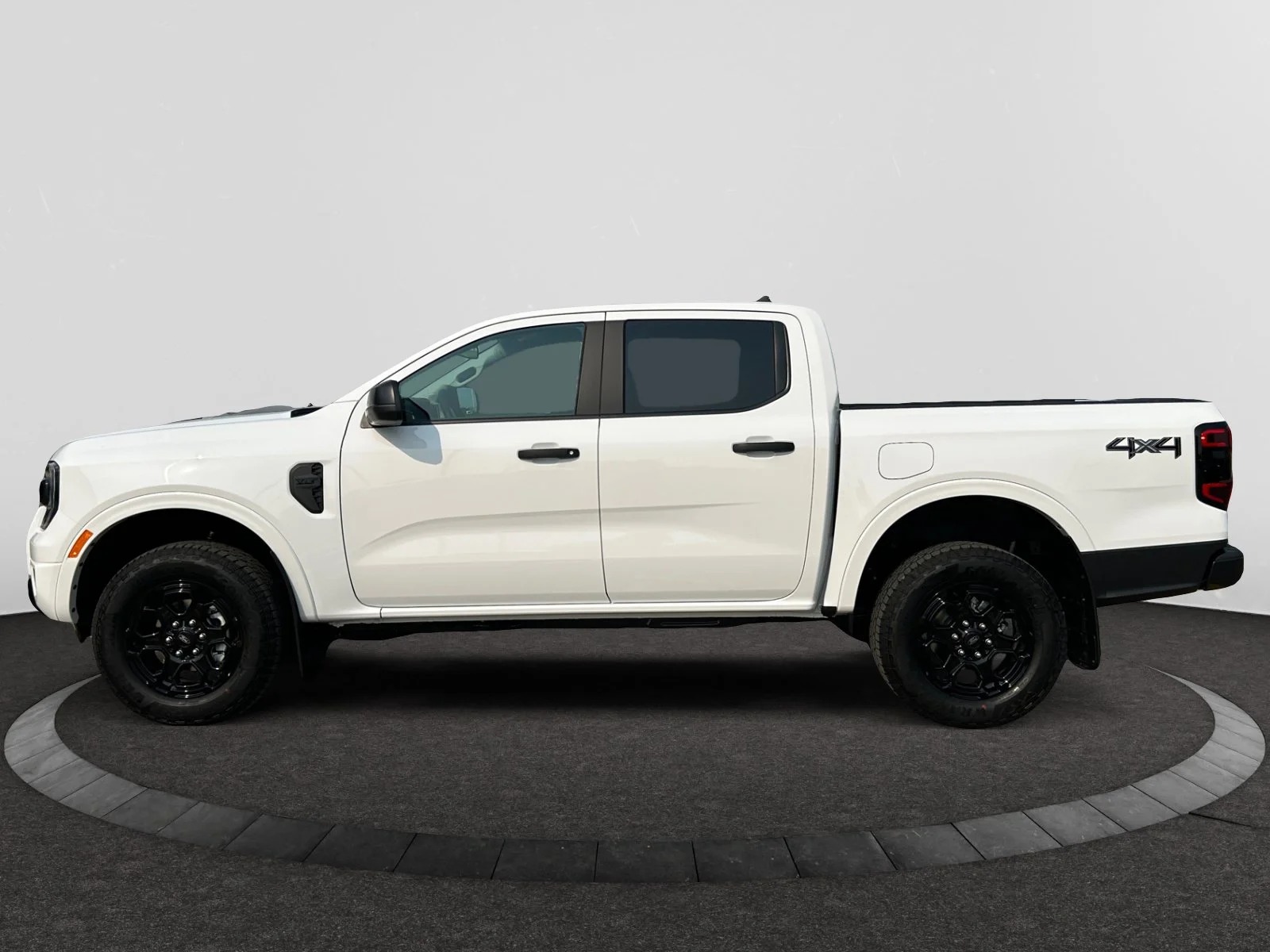 New 2026 Oxford White Ford XLT image 2