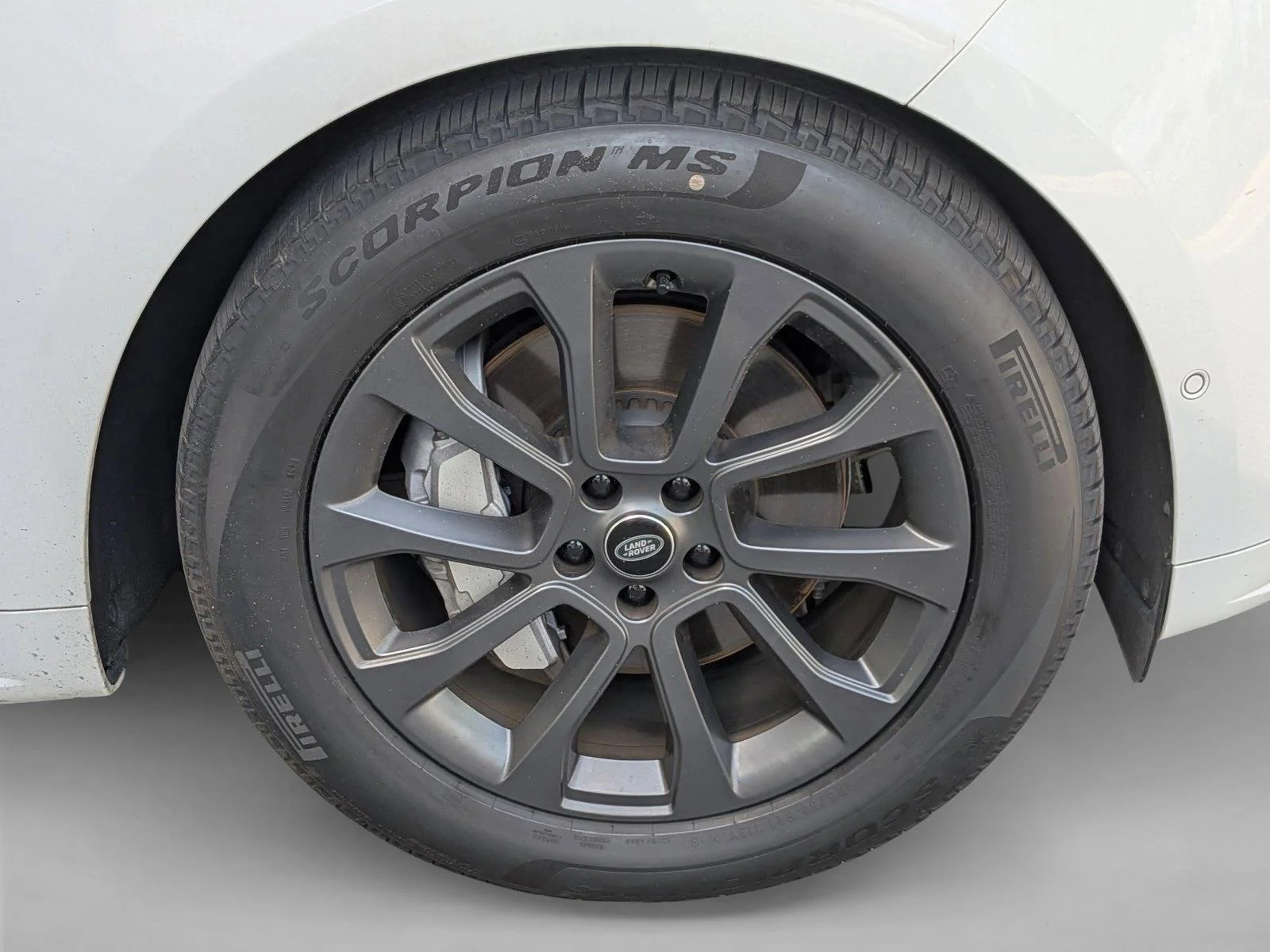Used 2025 Fuji White Land Rover Dynamic SE image 19