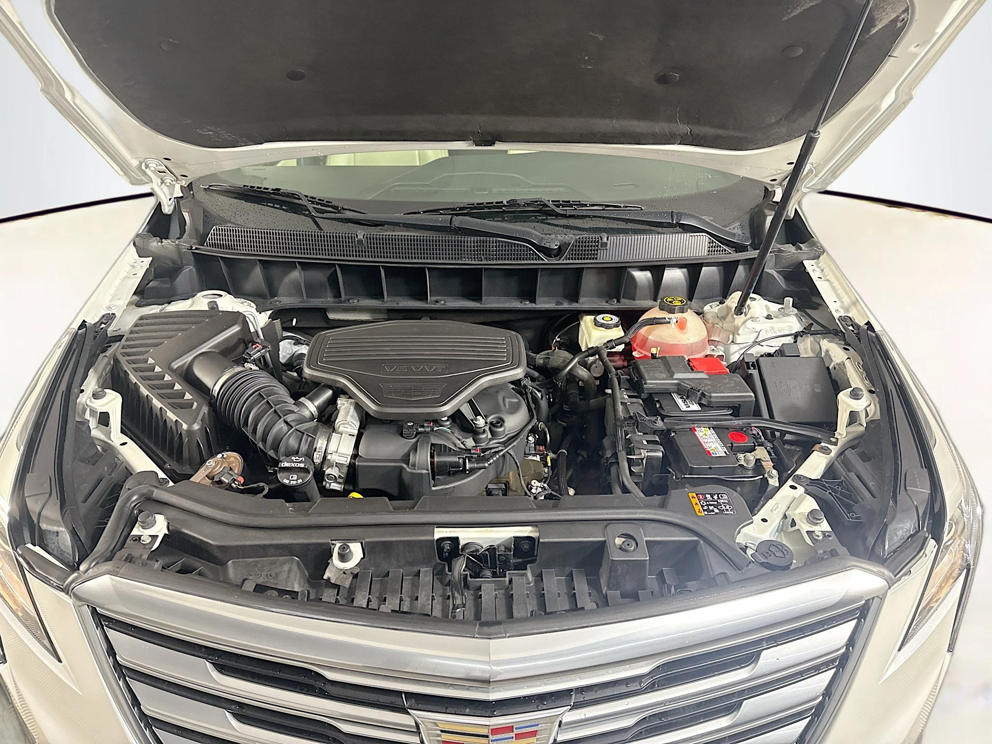 Used 2018 Crystal White Tricoat Cadillac Luxury FWD image 35