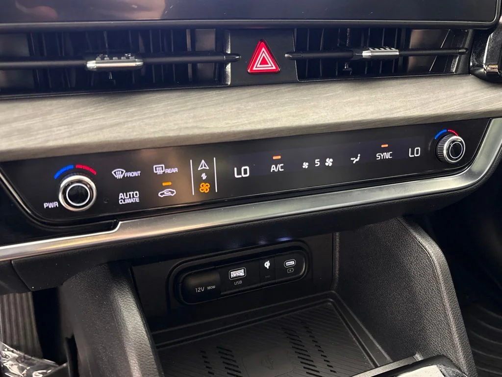 Used 2025 White Kia X-Line image 37