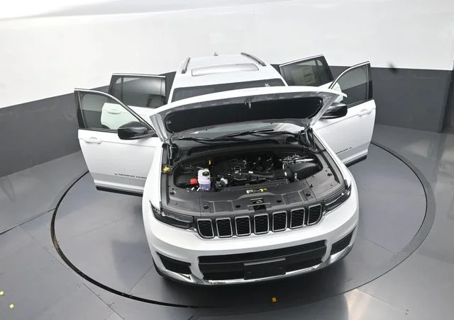 New 2026 Bright White Clear-Coat Exterior Paint Jeep Laredo image 31