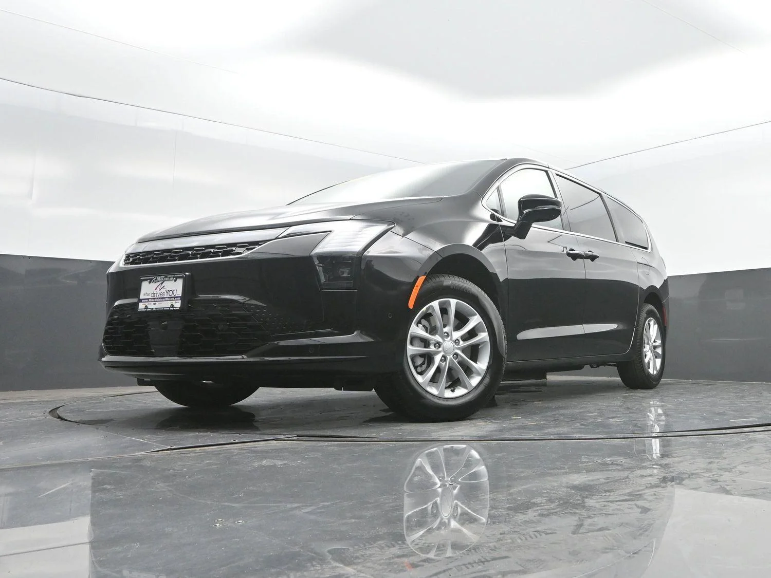 New 2027 Diamond Black Crystal Pearl-Coat Exterior Paint Chrysler Select image 45
