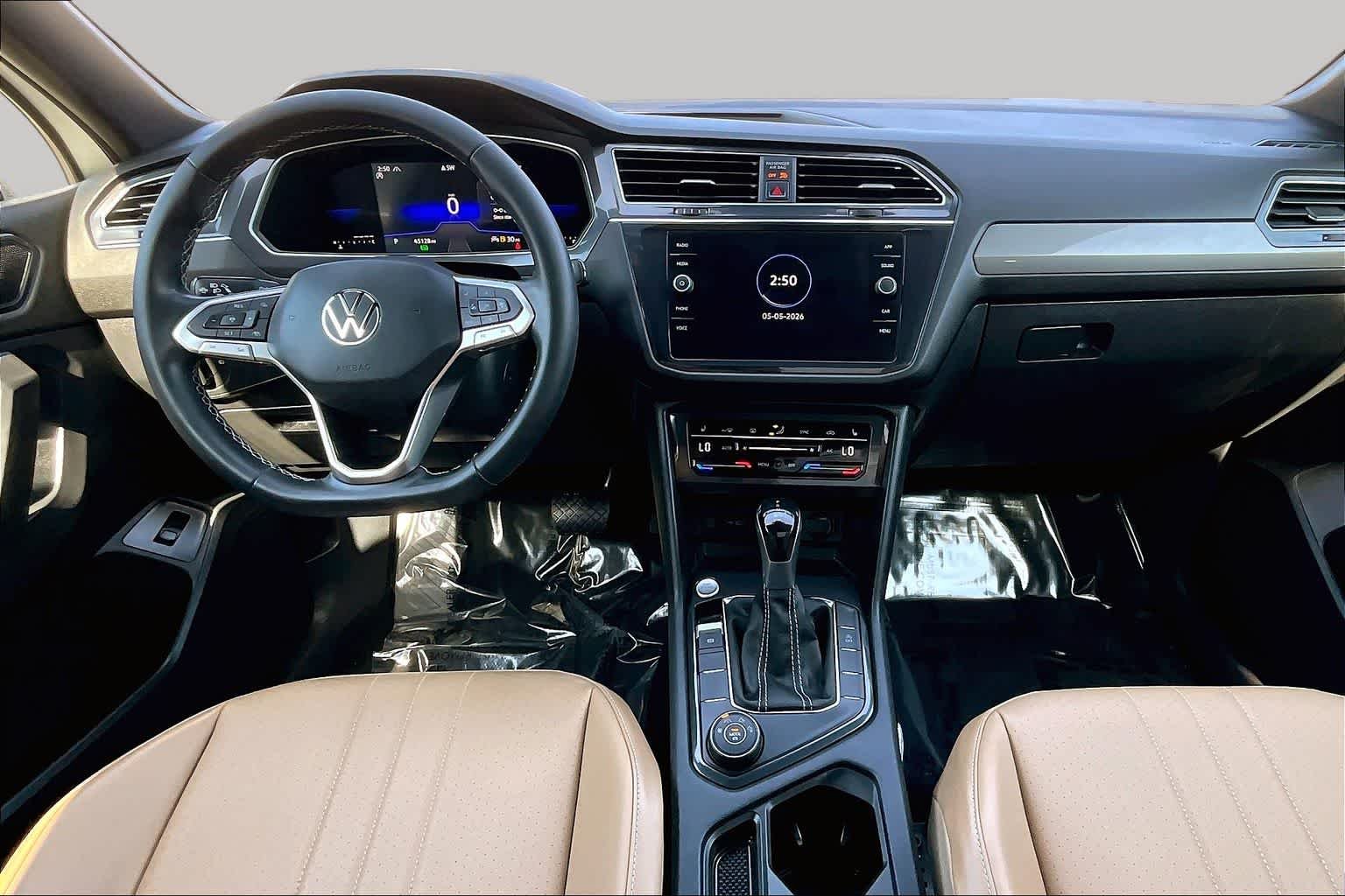 Used 2022 Pure White Volkswagen SE image 16