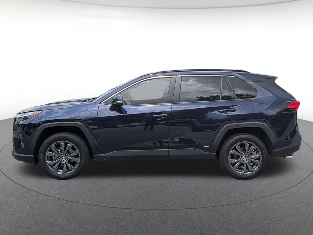 Used 2025  Toyota XLE Premium image 3