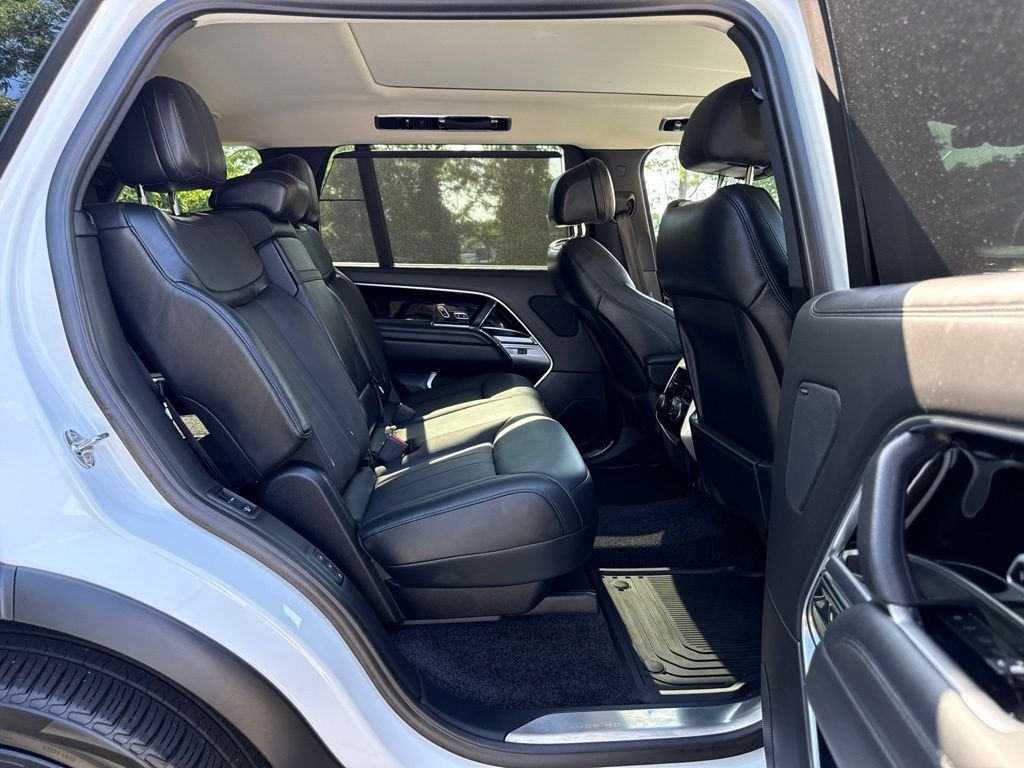 Used 2024 White Land Rover SE image 18