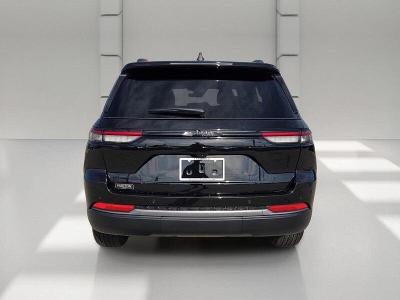 New 2026 Diamond Black Crystal Pearl-Coat Exterior Paint Jeep LAREDO ALTITUDE 4X4 image 4