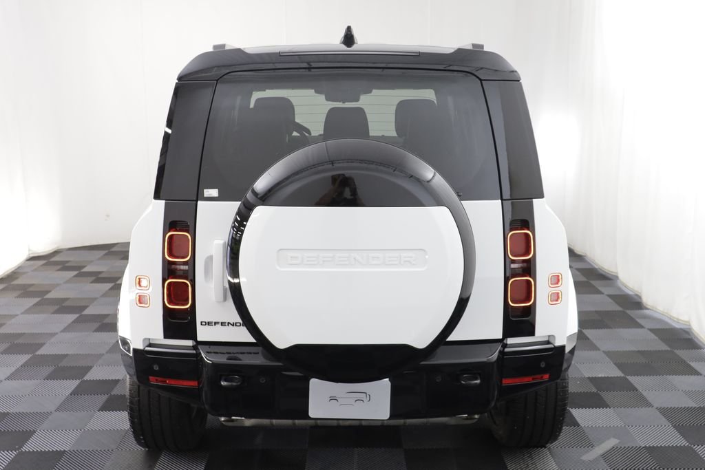 Used 2025 White Land Rover X-Dynamic SE image 17