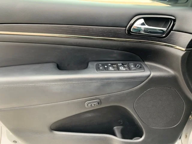 Used 2019 Silver Jeep Overland image 13