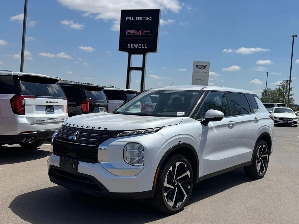 2022 Mitsubishi Outlander ES FWD's photo