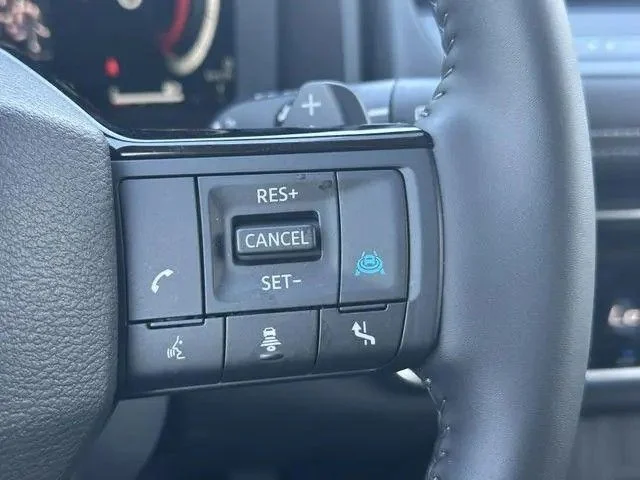 Used 2025 White/off-white Nissan SL image 21