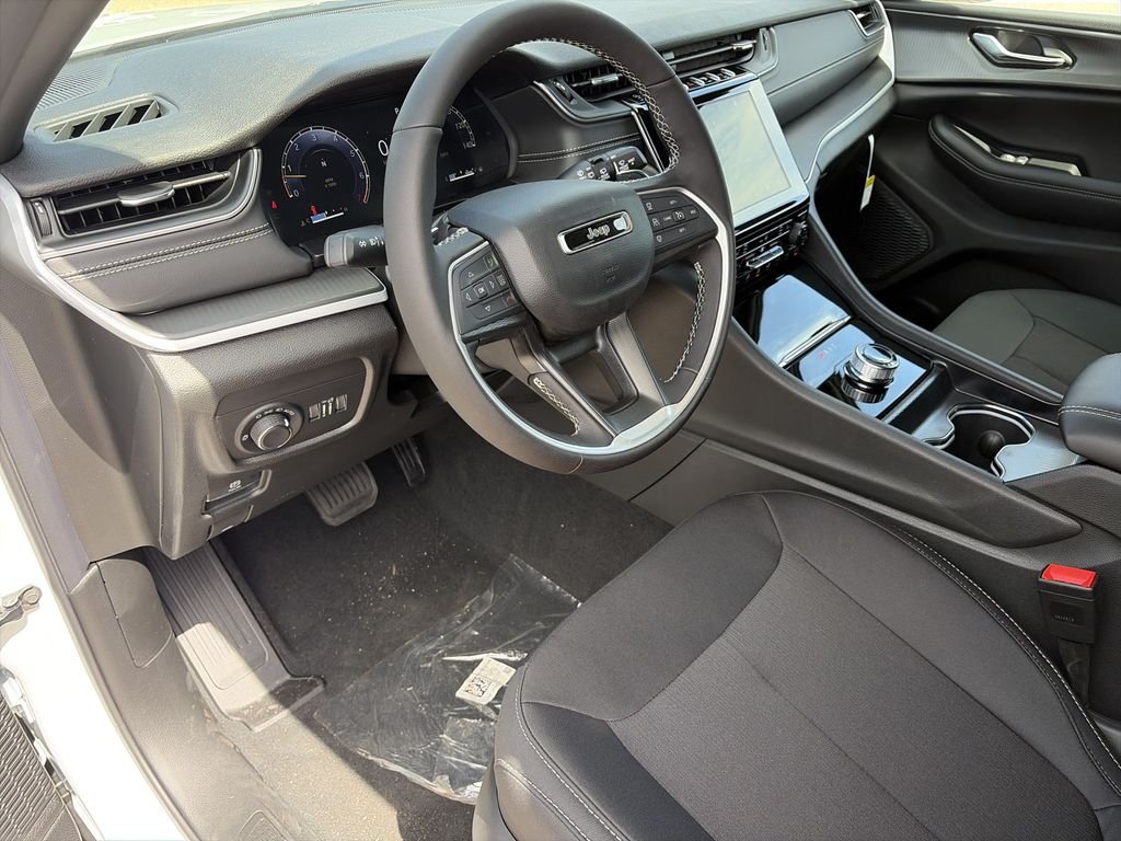 New 2026 Bright White Clear-Coat Exterior Paint Jeep Laredo X image 10