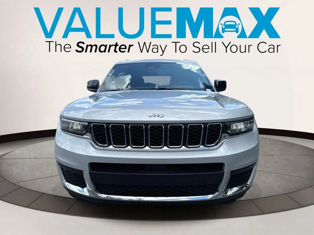 Used 2025 Silver Jeep Laredo image 9