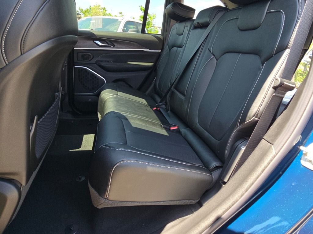 New 2026 Fathom Blue Pearl-Coat Exterior Paint Jeep Limited Reserve image 19