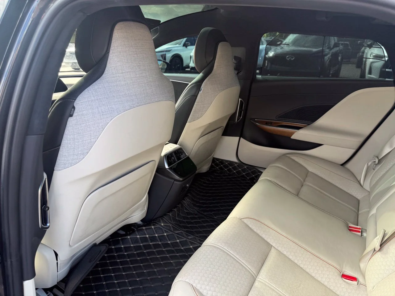 Used 2022  Lucid Grand Touring image 10