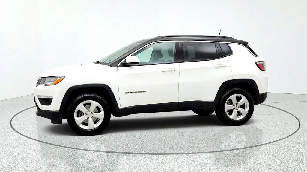 Used 2018 White Clearcoat Jeep Latitude 4x4 image 8