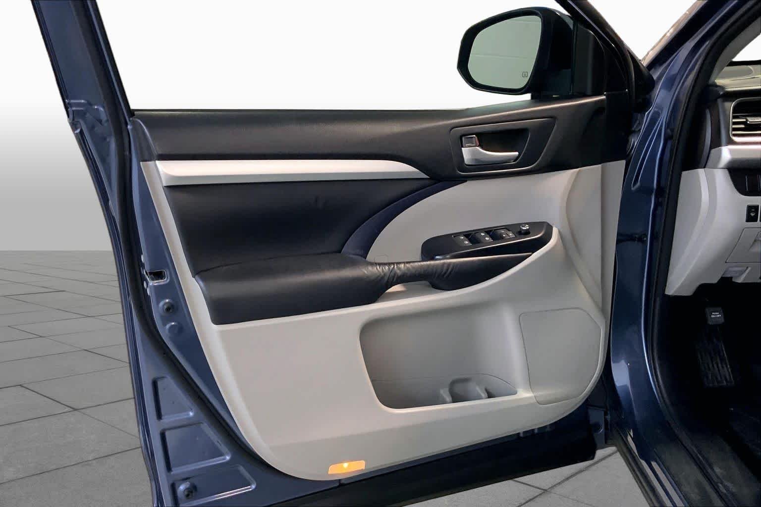 Used 2015 Shoreline Blue Pearl Toyota XLE image 21