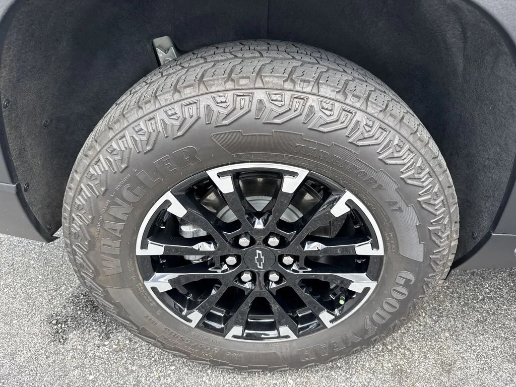 Used 2025 Gray Chevrolet Z71 image 17