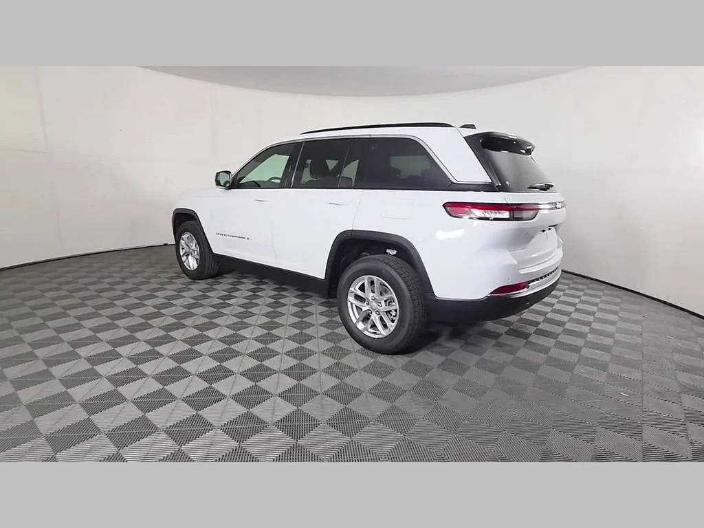 New 2026 Bright White Clear-Coat Exterior Paint Jeep Laredo X image 29